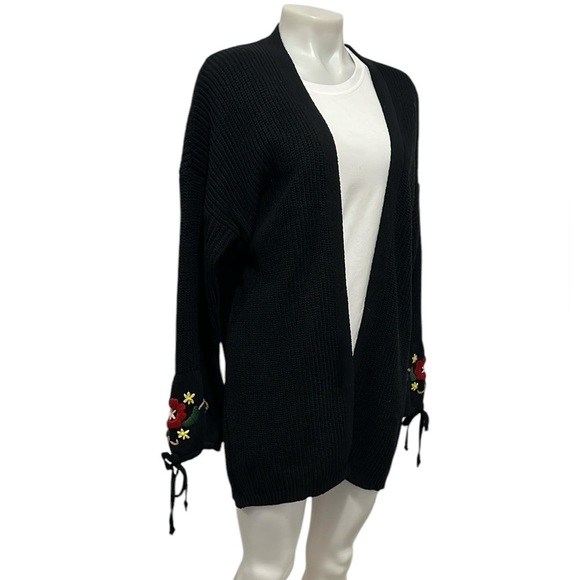 Sunday in Brooklyn black open front embroidered floral sleeve size Medium - Picture 1 of 8